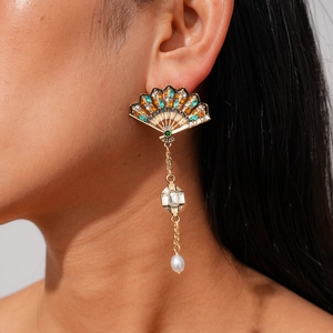 Orecchini vintage a ventaglio con strass, perle a goccia e finitura dorata