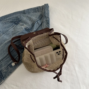 Sac à dos en paille avec garniture PU marron montrant l'intérieur pour téléphone et portefeuille