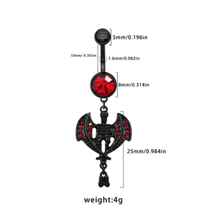 Λεπτομερείς διαστάσεις για gothic piercing αφαλού με κόκκινο ζιργκόν καρδιά και φτερά νυχτερίδας