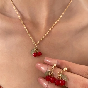 Set gioielli con ciliegie rosse con collana dorata e orecchini a goccia da donna