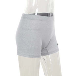 Vue latérale d'un short en maille gris taille haute avec ceinture élastique sur mannequin
