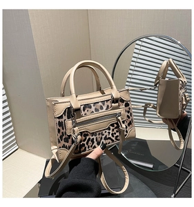 Detalle de bolso con estampado de leopardo, cremallera metálica y textura mixta