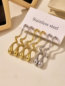 Vue détaillée de boucles d'oreilles gouttes vagues en acier inoxydable or et argent