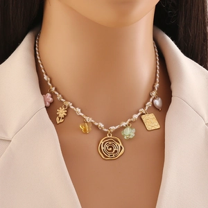 Collier tressé bohème avec pendentifs spirale dorée et papillons multicolores
