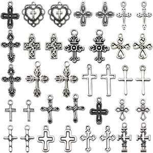 Assortimento di ciondoli a croce in argento vintage in vari stili su sfondo bianco