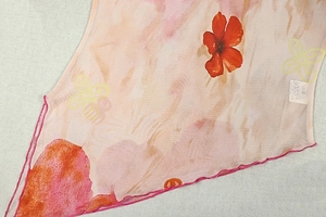 Détail de l'imprimé dégradé rose et rouge sur tissu mesh avec étiquette de taille S