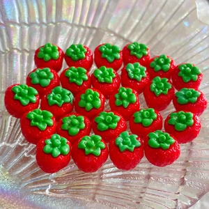 Macro di perline a fragola in resina 3D con foglie verdi per accessori per capelli