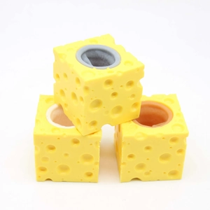 Trois gobelets à presser en forme de fromage jaune pour soulager le stress, empilés