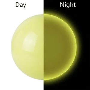 Balles anti-stress lumineuses montrant l'aspect de jour et l'effet brillant de nuit