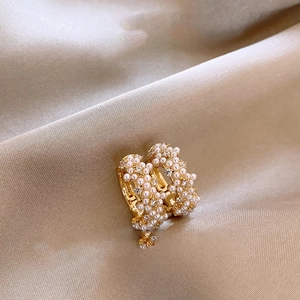 Dettaglio degli orecchini placcati oro 14K con perle bianche e zirconi brillanti