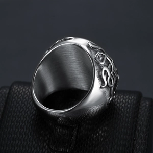 Macro d'une bague hexagramme en acier argenté avec motifs gaufrés au style punk rétro