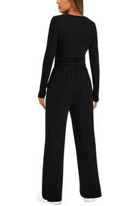 Dettaglio del retro del set nero a maniche lunghe e pantaloni larghi con pieghe morbide