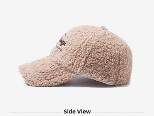 Dettaglio del cappello da baseball in lana d'agnello beige con ricamo vintage laterale