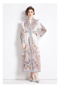 Detail eines Vintage-Maxikleids mit Paisley-Print, V-Ausschnitt und Knopfleiste