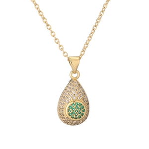 Détail du collier goutte plaqué or avec pierre verte et sertissage en pavé