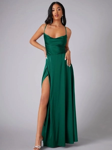 Détail de la fente haute et du col bénitier sur une élégante robe de soirée en satin vert