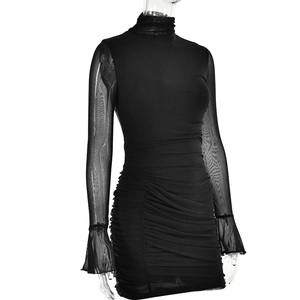 Détail de la robe moulante noire avec manches en tulle et élégante texture de tissu plissé