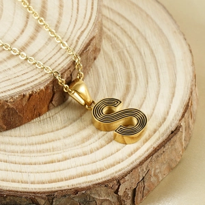 Collier avec pendentif lettre S en acier inoxydable plaqué or 18 carats sur bois