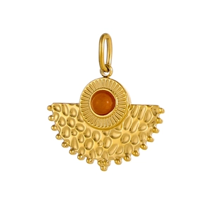 Détail macro du pendentif éventail en acier inoxydable martelé avec pierre orange