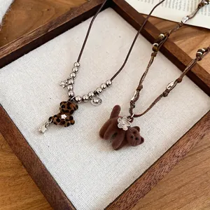 Retro Bären Anhänger Halskette mit Leopardenmuster und Vintage Holz Ästhetik Look