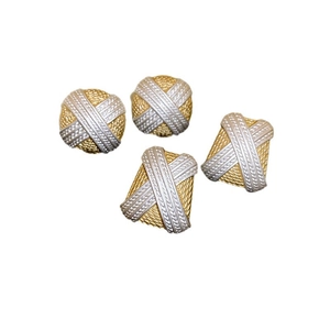 Set di orecchini geometrici in oro e argento con motivo a X su sfondo bianco