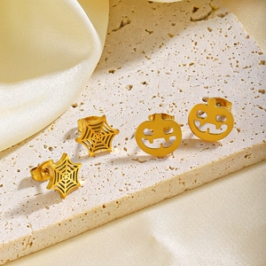 Clous d'oreilles Halloween en acier doré avec motifs de toile d'araignée et de citrouille