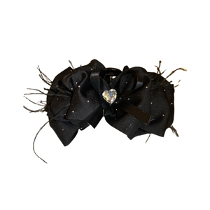 Pince à cheveux élégante en satin noir avec cristal coeur et plumes sur fond blanc