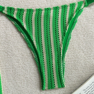 Détail du bas de bikini au crochet à rayures vertes avec texture tricotée complexe