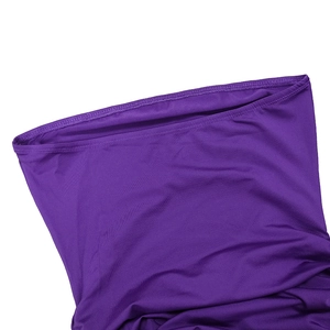 Dettaglio del tessuto a rete elastica viola con finitura a doppia cucitura di precisione