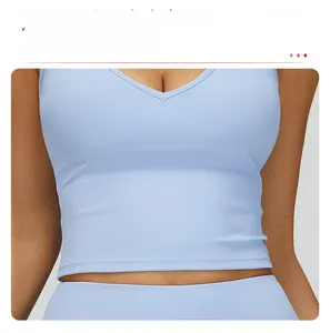 Détail du débardeur de sport bleu ciel avec col en V et contrôle du ventre