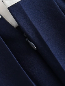 Nahaufnahme des dunkelblauen Twill-Stoffs und des passenden unsichtbaren Reißverschlusses