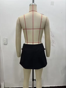 Détail d'une mini-jupe noire présentée sur un mannequin de couture professionnel