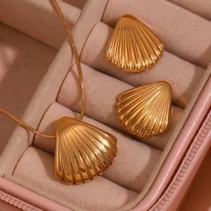 Set di gioielli in acciaio inossidabile placcato oro 18K con ciondolo a conchiglia e orecchini