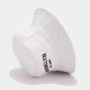 Détail d'un chapeau bob blanc avec broderie noire Brooklyn Est 1634 sur le côté latéral