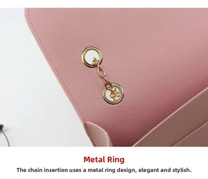 Vue détaillée d'un sac en cuir texturé rose avec des finitions dorées luxueuses