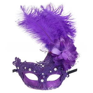 Dettaglio della maschera in pizzo viola con piume morbide e pietre preziose argento