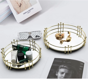 Détails de plateaux miroirs ronds en métal doré pour décoration et rangement