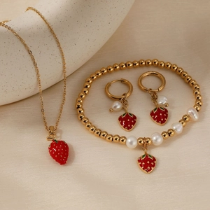 Elegantes Schmuckset aus Edelstahl mit Erdbeer-Anhängern aus Emaille und weißen Perlen