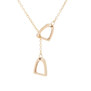 Collier fer à cheval doré 18K minimaliste avec pendentif en U sur fond blanc