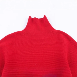 Vista dettagliata di un maglione a collo alto rosso con collo a coste e trama morbida