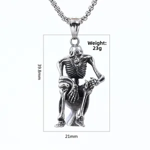 Gros plan du pendentif squelette de toilette avec poids 23g et dimensions exactes