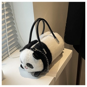 Dettaglio della borsa di peluche a panda con catena d'argento e manici in pelle