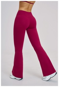 Vue arrière du pantalon de yoga évasé taille haute magenta avec effet de levage en V