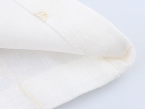 Nahaufnahme der weißen Stickerei Stofftextur und Nahtdetails der Hose