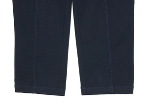 Vista macro dettagliata dei pantaloni cargo blu scuro con trama in twill e cuciture