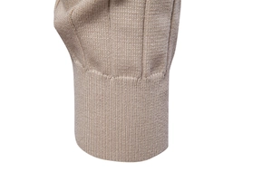 Dettaglio della manica del cardigan in maglia kaki con polsini a coste e trama fine