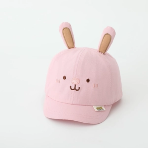 Detailansicht der rosa Baby-Baseballkappe mit 3D-Hasenohren und süßer Hasen-Stickerei