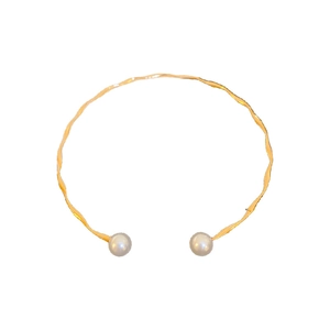 Collier rigide doré ondulé avec perles blanches élégantes sur un fond blanc épuré