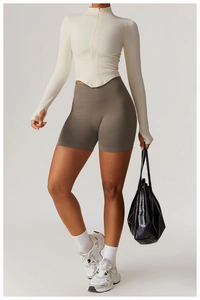 Détail de la veste de yoga ajustée avec col montant, passe-pouces et short assorti