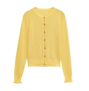 Détails de gilet jaune en maille ajourée avec motifs losanges et bords à volants